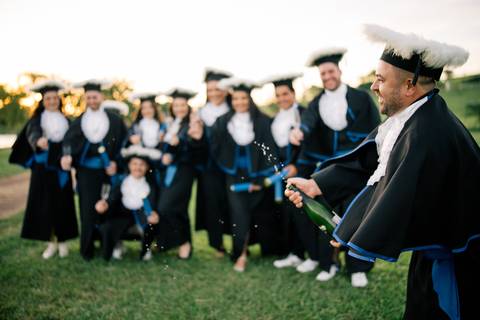 felipe-lopes-fotografia-fotografo-em-osorio-litoral-norte-do-rio-grande-do-sul-ensaio-de-toga-turma-de-formandos-curso-de-administracao-FURG-santo-antonio-da-patrulha-ensaio-externo-com-família-retratos-individuais-espontaneo-leve-natureza-por-do-sol'