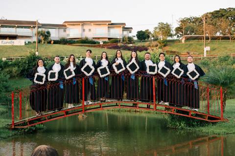 felipe-lopes-fotografia-fotografo-em-osorio-litoral-norte-do-rio-grande-do-sul-ensaio-de-toga-turma-de-formandos-curso-de-administracao-FURG-santo-antonio-da-patrulha-ensaio-externo-com-família-retratos-individuais-espontaneo-leve-natureza-por-do-sol'