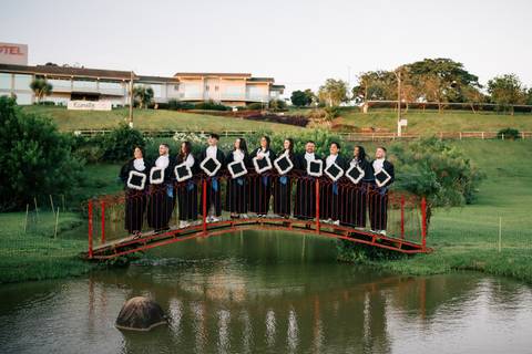 felipe-lopes-fotografia-fotografo-em-osorio-litoral-norte-do-rio-grande-do-sul-ensaio-de-toga-turma-de-formandos-curso-de-administracao-FURG-santo-antonio-da-patrulha-ensaio-externo-com-família-retratos-individuais-espontaneo-leve-natureza-por-do-sol'
