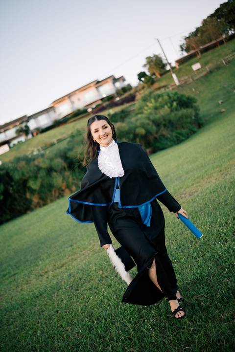 felipe-lopes-fotografia-fotografo-em-osorio-litoral-norte-do-rio-grande-do-sul-ensaio-de-toga-turma-de-formandos-curso-de-administracao-FURG-santo-antonio-da-patrulha-ensaio-externo-retrato-espontaneo-leve-natureza-por-do-sol'
