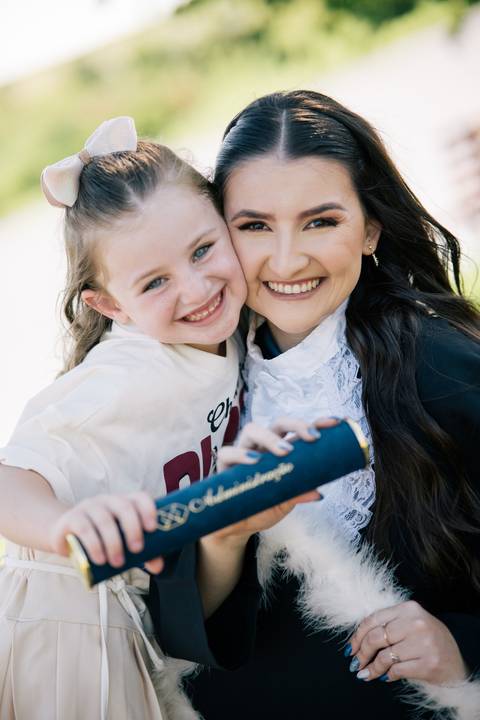 felipe-lopes-fotografia-fotografo-em-osorio-litoral-norte-do-rio-grande-do-sul-ensaio-de-toga-turma-de-formandos-curso-de-administracao-FURG-santo-antonio-da-patrulha-ensaio-externo-com-família-retratos-individuais-espontaneo-leve-natureza-por-do-sol'