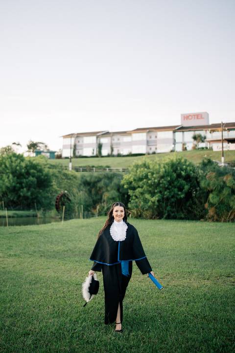 felipe-lopes-fotografia-fotografo-em-osorio-litoral-norte-do-rio-grande-do-sul-ensaio-de-toga-turma-de-formandos-curso-de-administracao-FURG-santo-antonio-da-patrulha-ensaio-externo-retrato-espontaneo-leve-natureza-por-do-sol'