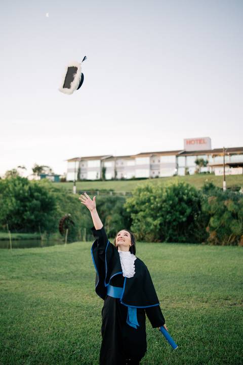felipe-lopes-fotografia-fotografo-em-osorio-litoral-norte-do-rio-grande-do-sul-ensaio-de-toga-turma-de-formandos-curso-de-administracao-FURG-santo-antonio-da-patrulha-ensaio-externo-retrato-espontaneo-leve-natureza-por-do-sol'