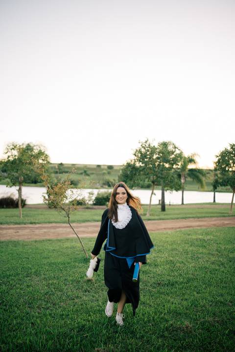 felipe-lopes-fotografia-fotografo-em-osorio-litoral-norte-do-rio-grande-do-sul-ensaio-de-toga-turma-de-formandos-curso-de-administracao-FURG-santo-antonio-da-patrulha-ensaio-externo-retrato-espontaneo-leve-natureza-por-do-sol'