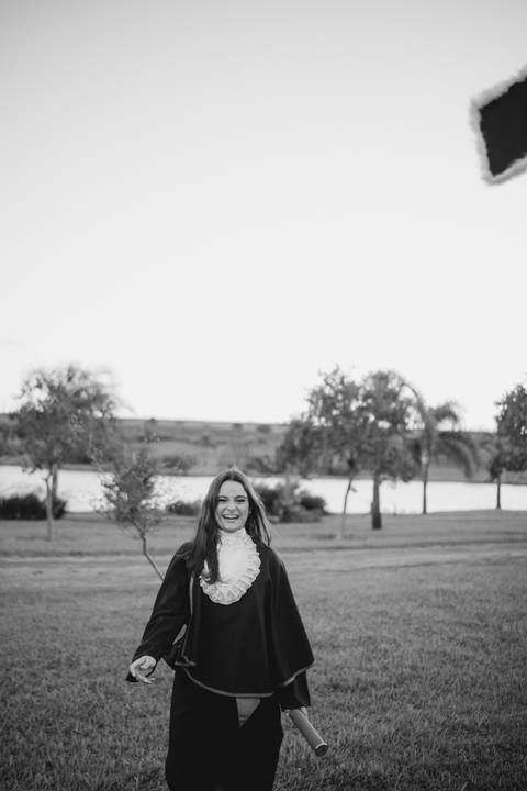 felipe-lopes-fotografia-fotografo-em-osorio-litoral-norte-do-rio-grande-do-sul-ensaio-de-toga-turma-de-formandos-curso-de-administracao-FURG-santo-antonio-da-patrulha-ensaio-externo-retrato-espontaneo-leve-natureza-por-do-sol'