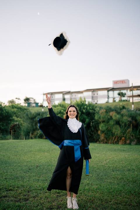 felipe-lopes-fotografia-fotografo-em-osorio-litoral-norte-do-rio-grande-do-sul-ensaio-de-toga-turma-de-formandos-curso-de-administracao-FURG-santo-antonio-da-patrulha-ensaio-externo-retrato-espontaneo-leve-natureza-por-do-sol'