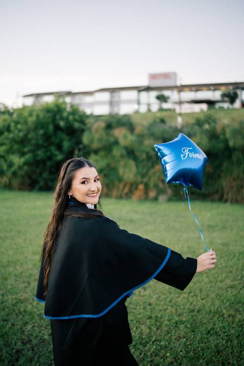 felipe-lopes-fotografia-fotografo-em-osorio-litoral-norte-do-rio-grande-do-sul-ensaio-de-toga-turma-de-formandos-curso-de-administracao-FURG-santo-antonio-da-patrulha-ensaio-externo-retrato-espontaneo-leve-natureza-por-do-sol'