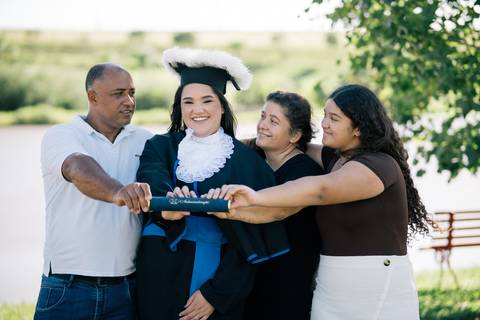 felipe-lopes-fotografia-fotografo-em-osorio-litoral-norte-do-rio-grande-do-sul-ensaio-de-toga-turma-de-formandos-curso-de-administracao-FURG-santo-antonio-da-patrulha-ensaio-externo-com-família-retratos-individuais-espontaneo-leve-natureza-por-do-sol'