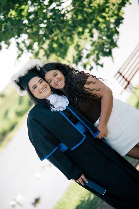 felipe-lopes-fotografia-fotografo-em-osorio-litoral-norte-do-rio-grande-do-sul-ensaio-de-toga-turma-de-formandos-curso-de-administracao-FURG-santo-antonio-da-patrulha-ensaio-externo-com-família-retratos-individuais-espontaneo-leve-natureza-por-do-sol'