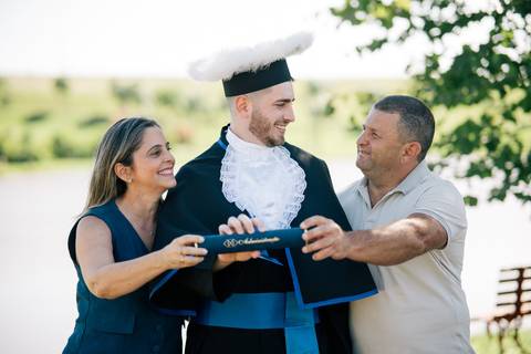 felipe-lopes-fotografia-fotografo-em-osorio-litoral-norte-do-rio-grande-do-sul-ensaio-de-toga-turma-de-formandos-curso-de-administracao-FURG-santo-antonio-da-patrulha-ensaio-externo-com-família-retratos-individuais-espontaneo-leve-natureza-por-do-sol'