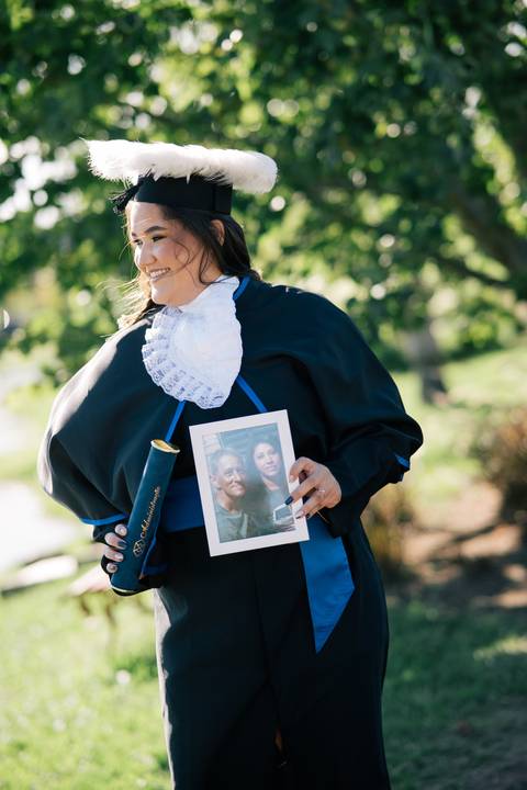 felipe-lopes-fotografia-fotografo-em-osorio-litoral-norte-do-rio-grande-do-sul-ensaio-de-toga-turma-de-formandos-curso-de-administracao-FURG-santo-antonio-da-patrulha-ensaio-externo-com-família-retratos-individuais-espontaneo-leve-natureza-por-do-sol'