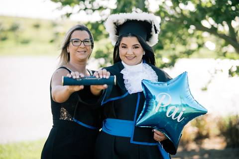 felipe-lopes-fotografia-fotografo-em-osorio-litoral-norte-do-rio-grande-do-sul-ensaio-de-toga-turma-de-formandos-curso-de-administracao-FURG-santo-antonio-da-patrulha-ensaio-externo-com-família-retratos-individuais-espontaneo-leve-natureza-por-do-sol'