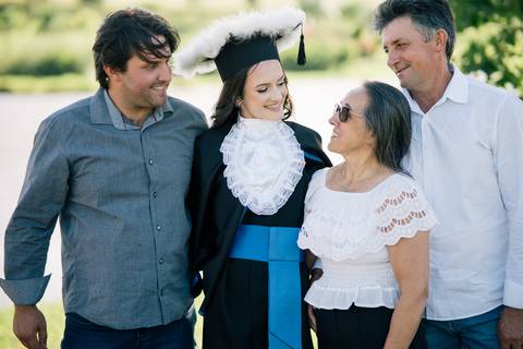 felipe-lopes-fotografia-fotografo-em-osorio-litoral-norte-do-rio-grande-do-sul-ensaio-de-toga-turma-de-formandos-curso-de-administracao-FURG-santo-antonio-da-patrulha-ensaio-externo-com-família-retratos-individuais-espontaneo-leve-natureza-por-do-sol'