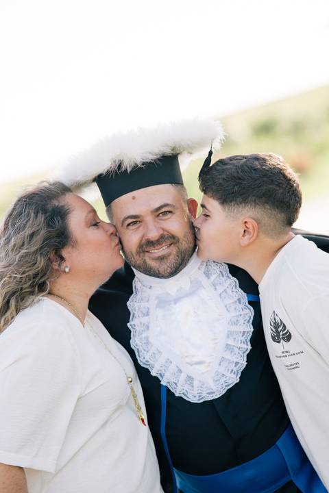 felipe-lopes-fotografia-fotografo-em-osorio-litoral-norte-do-rio-grande-do-sul-ensaio-de-toga-turma-de-formandos-curso-de-administracao-FURG-santo-antonio-da-patrulha-ensaio-externo-com-família-retratos-individuais-espontaneo-leve-natureza-por-do-sol'