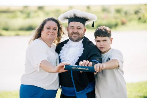 felipe-lopes-fotografia-fotografo-em-osorio-litoral-norte-do-rio-grande-do-sul-ensaio-de-toga-turma-de-formandos-curso-de-administracao-FURG-santo-antonio-da-patrulha-ensaio-externo-com-família-retratos-individuais-espontaneo-leve-natureza-por-do-sol'