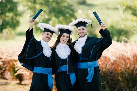 felipe-lopes-fotografia-fotografo-em-osorio-litoral-norte-do-rio-grande-do-sul-ensaio-de-toga-turma-de-formandos-curso-de-administracao-FURG-santo-antonio-da-patrulha-ensaio-externo-com-família-retratos-individuais-espontaneo-leve-natureza-por-do-sol'