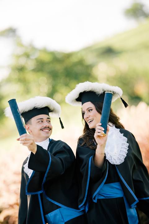 felipe-lopes-fotografia-fotografo-em-osorio-litoral-norte-do-rio-grande-do-sul-ensaio-de-toga-turma-de-formandos-curso-de-administracao-FURG-santo-antonio-da-patrulha-ensaio-externo-com-família-retratos-individuais-espontaneo-leve-natureza-por-do-sol'