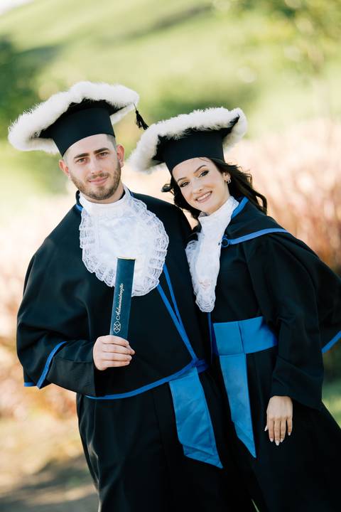 felipe-lopes-fotografia-fotografo-em-osorio-litoral-norte-do-rio-grande-do-sul-ensaio-de-toga-turma-de-formandos-curso-de-administracao-FURG-santo-antonio-da-patrulha-ensaio-externo-com-família-retratos-individuais-espontaneo-leve-natureza-por-do-sol'