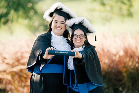 felipe-lopes-fotografia-fotografo-em-osorio-litoral-norte-do-rio-grande-do-sul-ensaio-de-toga-turma-de-formandos-curso-de-administracao-FURG-santo-antonio-da-patrulha-ensaio-externo-com-família-retratos-individuais-espontaneo-leve-natureza-por-do-sol'
