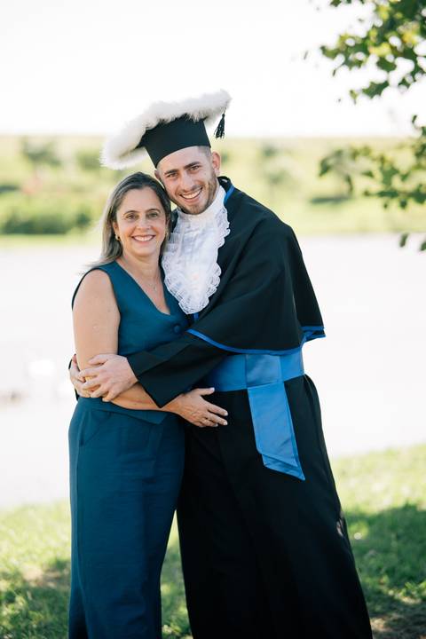 felipe-lopes-fotografia-fotografo-em-osorio-litoral-norte-do-rio-grande-do-sul-ensaio-de-toga-turma-de-formandos-curso-de-administracao-FURG-santo-antonio-da-patrulha-ensaio-externo-com-família-retratos-individuais-espontaneo-leve-natureza-por-do-sol'