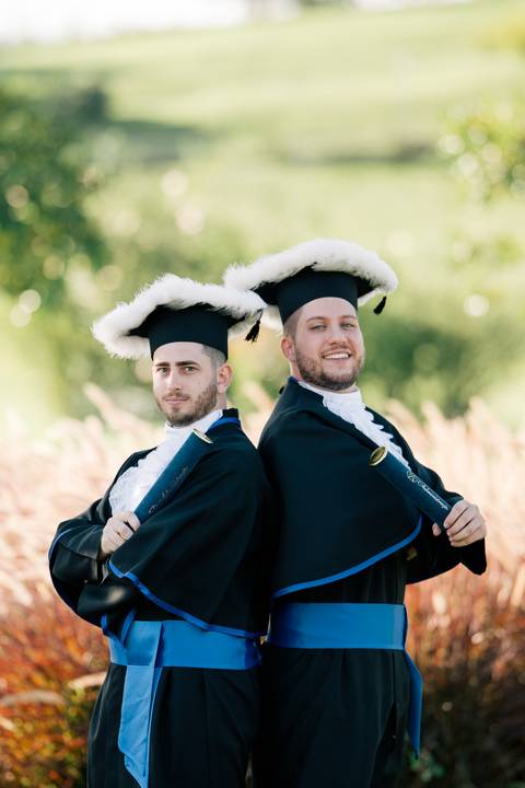 felipe-lopes-fotografia-fotografo-em-osorio-litoral-norte-do-rio-grande-do-sul-ensaio-de-toga-turma-de-formandos-curso-de-administracao-FURG-santo-antonio-da-patrulha-ensaio-externo-com-família-retratos-individuais-espontaneo-leve-natureza-por-do-sol'