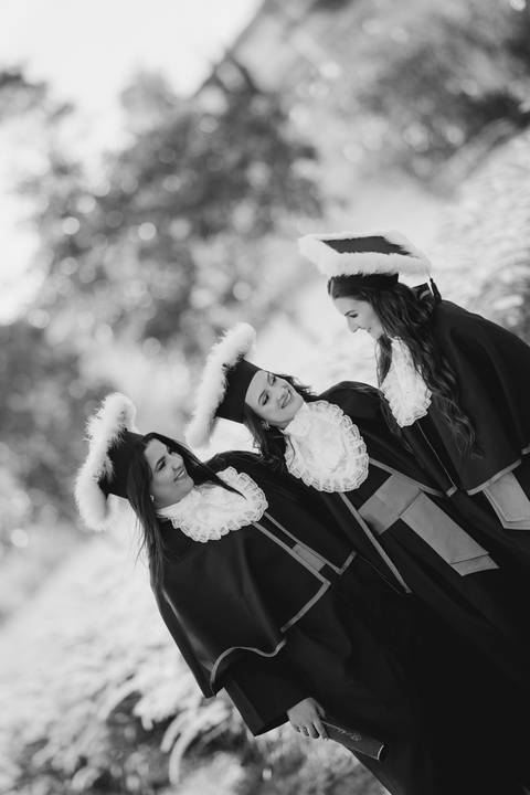felipe-lopes-fotografia-fotografo-em-osorio-litoral-norte-do-rio-grande-do-sul-ensaio-de-toga-turma-de-formandos-curso-de-administracao-FURG-santo-antonio-da-patrulha-ensaio-externo-com-família-retratos-individuais-espontaneo-leve-natureza-por-do-sol'