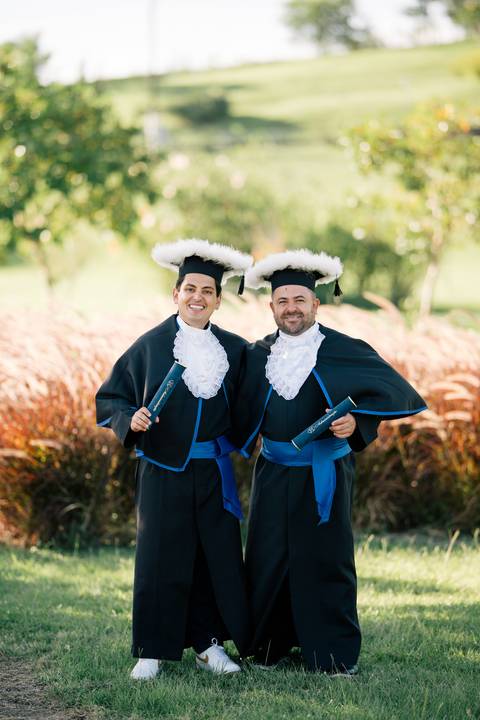 felipe-lopes-fotografia-fotografo-em-osorio-litoral-norte-do-rio-grande-do-sul-ensaio-de-toga-turma-de-formandos-curso-de-administracao-FURG-santo-antonio-da-patrulha-ensaio-externo-com-família-retratos-individuais-espontaneo-leve-natureza-por-do-sol'