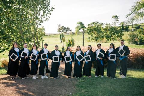 felipe-lopes-fotografia-fotografo-em-osorio-litoral-norte-do-rio-grande-do-sul-ensaio-de-toga-turma-de-formandos-curso-de-administracao-FURG-santo-antonio-da-patrulha-ensaio-externo-com-família-retratos-individuais-espontaneo-leve-natureza-por-do-sol'