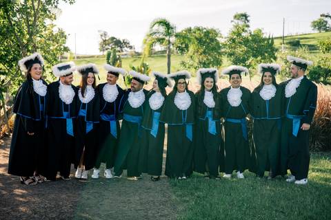 felipe-lopes-fotografia-fotografo-em-osorio-litoral-norte-do-rio-grande-do-sul-ensaio-de-toga-turma-de-formandos-curso-de-administracao-FURG-santo-antonio-da-patrulha-ensaio-externo-com-família-retratos-individuais-espontaneo-leve-natureza-por-do-sol'