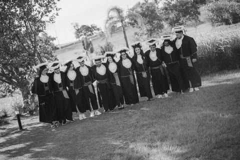 felipe-lopes-fotografia-fotografo-em-osorio-litoral-norte-do-rio-grande-do-sul-ensaio-de-toga-turma-de-formandos-curso-de-administracao-FURG-santo-antonio-da-patrulha-ensaio-externo-com-família-retratos-individuais-espontaneo-leve-natureza-por-do-sol'