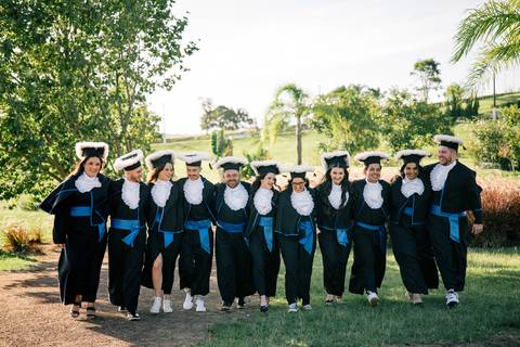 felipe-lopes-fotografia-fotografo-em-osorio-litoral-norte-do-rio-grande-do-sul-ensaio-de-toga-turma-de-formandos-curso-de-administracao-FURG-santo-antonio-da-patrulha-ensaio-externo-com-família-retratos-individuais-espontaneo-leve-natureza-por-do-sol'