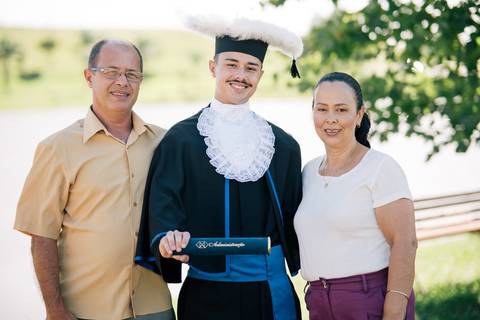 felipe-lopes-fotografia-fotografo-em-osorio-litoral-norte-do-rio-grande-do-sul-ensaio-de-toga-turma-de-formandos-curso-de-administracao-FURG-santo-antonio-da-patrulha-ensaio-externo-com-família-retratos-individuais-espontaneo-leve-natureza-por-do-sol'