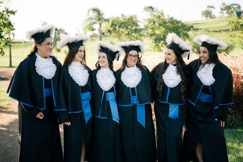 felipe-lopes-fotografia-fotografo-em-osorio-litoral-norte-do-rio-grande-do-sul-ensaio-de-toga-turma-de-formandos-curso-de-administracao-FURG-santo-antonio-da-patrulha-ensaio-externo-com-família-retratos-individuais-espontaneo-leve-natureza-por-do-sol'