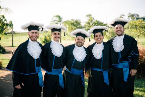 felipe-lopes-fotografia-fotografo-em-osorio-litoral-norte-do-rio-grande-do-sul-ensaio-de-toga-turma-de-formandos-curso-de-administracao-FURG-santo-antonio-da-patrulha-ensaio-externo-com-família-retratos-individuais-espontaneo-leve-natureza-por-do-sol'