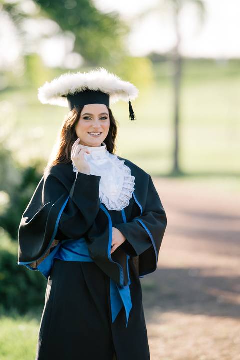 felipe-lopes-fotografia-fotografo-em-osorio-litoral-norte-do-rio-grande-do-sul-ensaio-de-toga-turma-de-formandos-curso-de-administracao-FURG-santo-antonio-da-patrulha-ensaio-externo-retrato-espontaneo-leve-natureza-por-do-sol'
