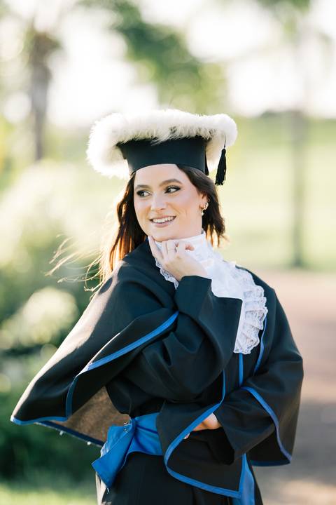 felipe-lopes-fotografia-fotografo-em-osorio-litoral-norte-do-rio-grande-do-sul-ensaio-de-toga-turma-de-formandos-curso-de-administracao-FURG-santo-antonio-da-patrulha-ensaio-externo-retrato-espontaneo-leve-natureza-por-do-sol'