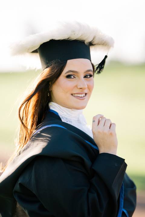 felipe-lopes-fotografia-fotografo-em-osorio-litoral-norte-do-rio-grande-do-sul-ensaio-de-toga-turma-de-formandos-curso-de-administracao-FURG-santo-antonio-da-patrulha-ensaio-externo-retrato-espontaneo-leve-natureza-por-do-sol'