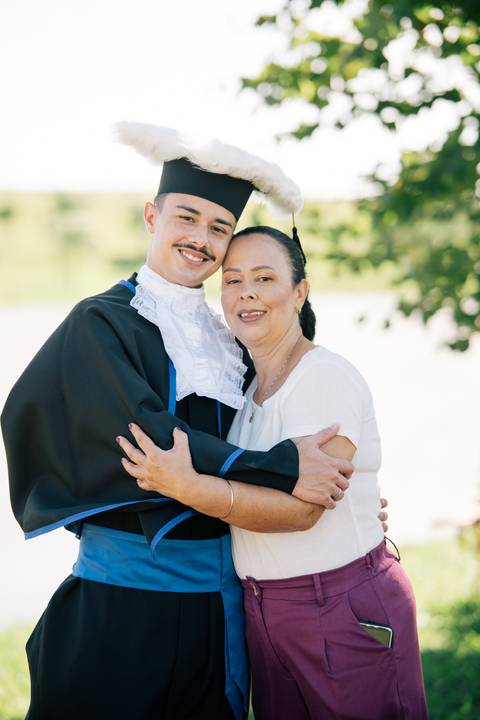 felipe-lopes-fotografia-fotografo-em-osorio-litoral-norte-do-rio-grande-do-sul-ensaio-de-toga-turma-de-formandos-curso-de-administracao-FURG-santo-antonio-da-patrulha-ensaio-externo-com-família-retratos-individuais-espontaneo-leve-natureza-por-do-sol'