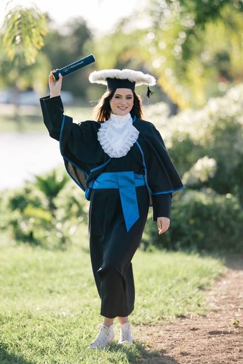 felipe-lopes-fotografia-fotografo-em-osorio-litoral-norte-do-rio-grande-do-sul-ensaio-de-toga-turma-de-formandos-curso-de-administracao-FURG-santo-antonio-da-patrulha-ensaio-externo-retrato-espontaneo-leve-natureza-por-do-sol'