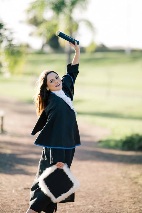 felipe-lopes-fotografia-fotografo-em-osorio-litoral-norte-do-rio-grande-do-sul-ensaio-de-toga-turma-de-formandos-curso-de-administracao-FURG-santo-antonio-da-patrulha-ensaio-externo-retrato-espontaneo-leve-natureza-por-do-sol'