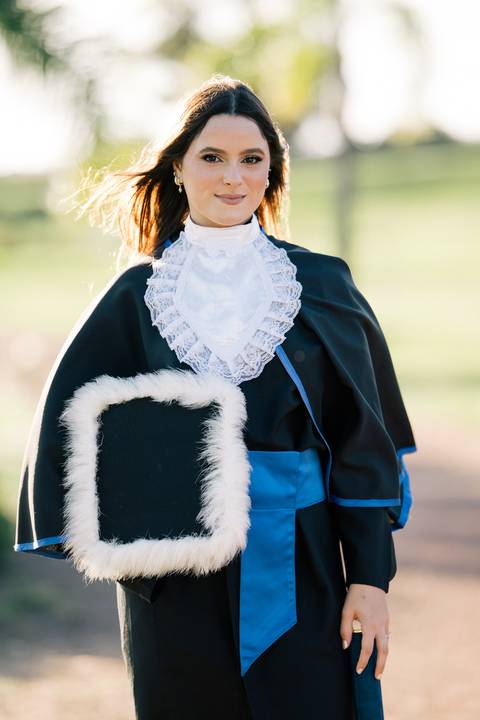 felipe-lopes-fotografia-fotografo-em-osorio-litoral-norte-do-rio-grande-do-sul-ensaio-de-toga-turma-de-formandos-curso-de-administracao-FURG-santo-antonio-da-patrulha-ensaio-externo-retrato-espontaneo-leve-natureza-por-do-sol'