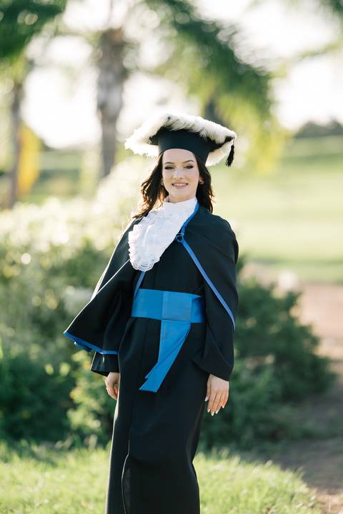 felipe-lopes-fotografia-fotografo-em-osorio-litoral-norte-do-rio-grande-do-sul-ensaio-de-toga-turma-de-formandos-curso-de-administracao-FURG-santo-antonio-da-patrulha-ensaio-externo-retrato-espontaneo-leve-natureza-por-do-sol'