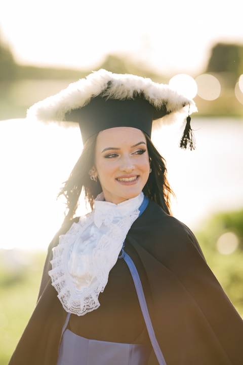 felipe-lopes-fotografia-fotografo-em-osorio-litoral-norte-do-rio-grande-do-sul-ensaio-de-toga-turma-de-formandos-curso-de-administracao-FURG-santo-antonio-da-patrulha-ensaio-externo-retrato-espontaneo-leve-natureza-por-do-sol'