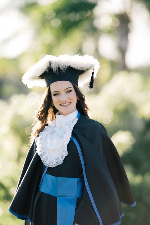 felipe-lopes-fotografia-fotografo-em-osorio-litoral-norte-do-rio-grande-do-sul-ensaio-de-toga-turma-de-formandos-curso-de-administracao-FURG-santo-antonio-da-patrulha-ensaio-externo-retrato-espontaneo-leve-natureza-por-do-sol'