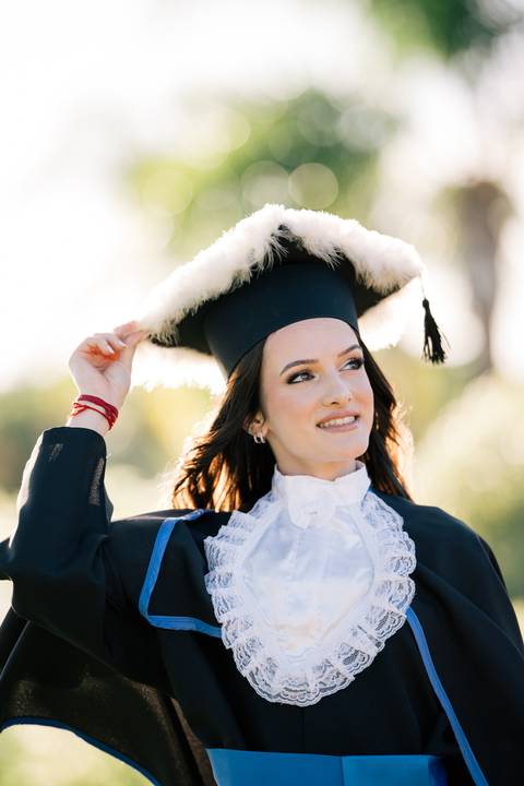 felipe-lopes-fotografia-fotografo-em-osorio-litoral-norte-do-rio-grande-do-sul-ensaio-de-toga-turma-de-formandos-curso-de-administracao-FURG-santo-antonio-da-patrulha-ensaio-externo-retrato-espontaneo-leve-natureza-por-do-sol'