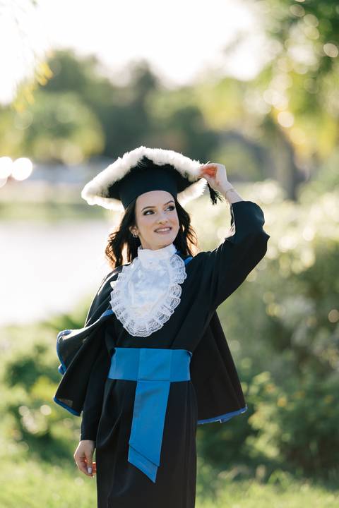 felipe-lopes-fotografia-fotografo-em-osorio-litoral-norte-do-rio-grande-do-sul-ensaio-de-toga-turma-de-formandos-curso-de-administracao-FURG-santo-antonio-da-patrulha-ensaio-externo-retrato-espontaneo-leve-natureza-por-do-sol'
