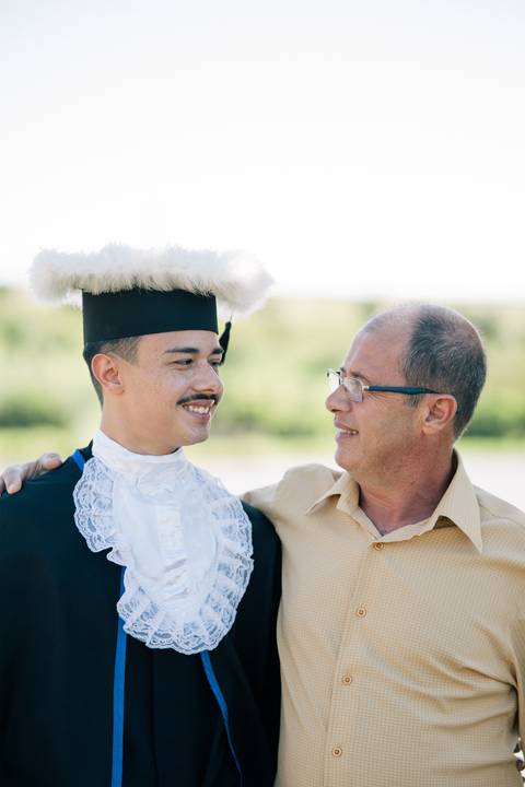felipe-lopes-fotografia-fotografo-em-osorio-litoral-norte-do-rio-grande-do-sul-ensaio-de-toga-turma-de-formandos-curso-de-administracao-FURG-santo-antonio-da-patrulha-ensaio-externo-com-família-retratos-individuais-espontaneo-leve-natureza-por-do-sol'