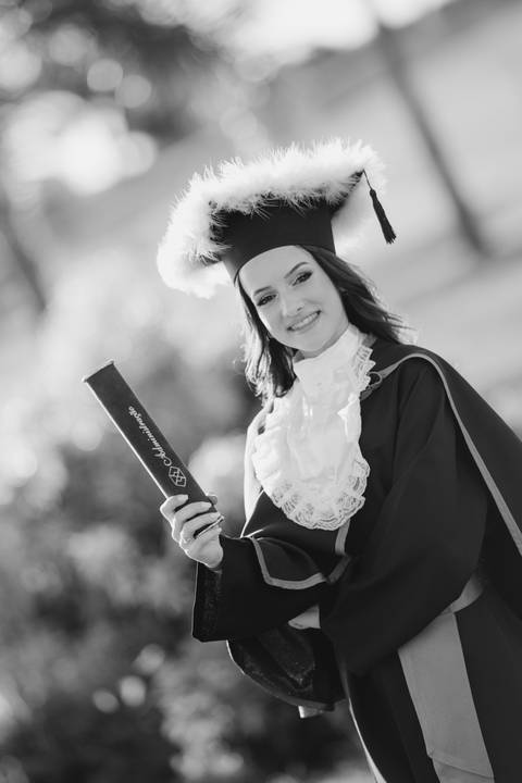 felipe-lopes-fotografia-fotografo-em-osorio-litoral-norte-do-rio-grande-do-sul-ensaio-de-toga-turma-de-formandos-curso-de-administracao-FURG-santo-antonio-da-patrulha-ensaio-externo-retrato-espontaneo-leve-natureza-por-do-sol'