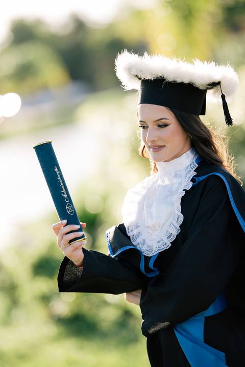 felipe-lopes-fotografia-fotografo-em-osorio-litoral-norte-do-rio-grande-do-sul-ensaio-de-toga-turma-de-formandos-curso-de-administracao-FURG-santo-antonio-da-patrulha-ensaio-externo-retrato-espontaneo-leve-natureza-por-do-sol'