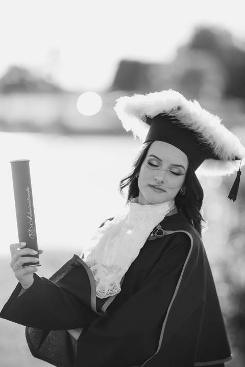 felipe-lopes-fotografia-fotografo-em-osorio-litoral-norte-do-rio-grande-do-sul-ensaio-de-toga-turma-de-formandos-curso-de-administracao-FURG-santo-antonio-da-patrulha-ensaio-externo-retrato-espontaneo-leve-natureza-por-do-sol'